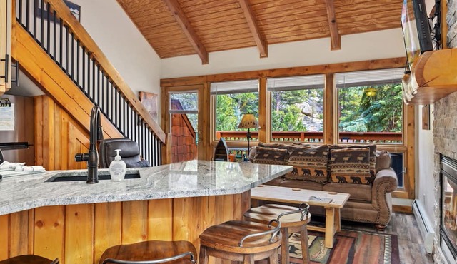 Riverfront Sanctuary Private Hot Tub Close to RMNP