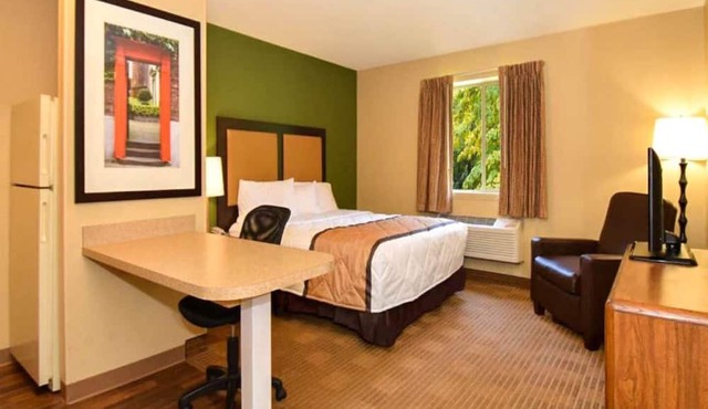 1 Queen Bed | Mob Acc Tub Ste Nsmk Sb Micfri