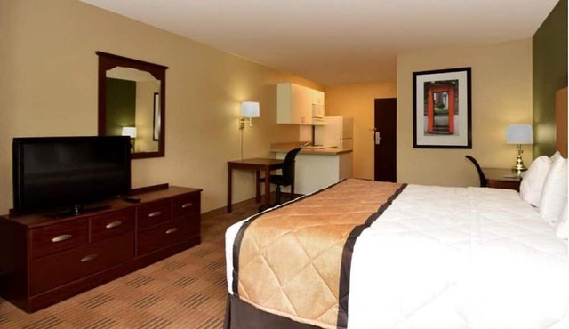 1 King Bed | Non-Smoking, Kitchen, Shower
