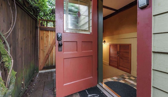 #StayinMyDistrict Sellwood+Cozy King Suite