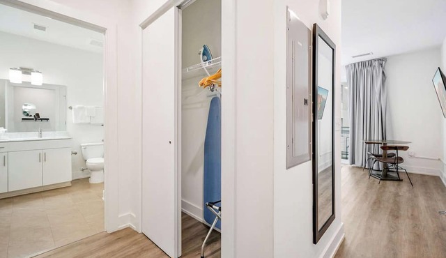 King Studio Getaway! Prime Location, Balcony, Gym