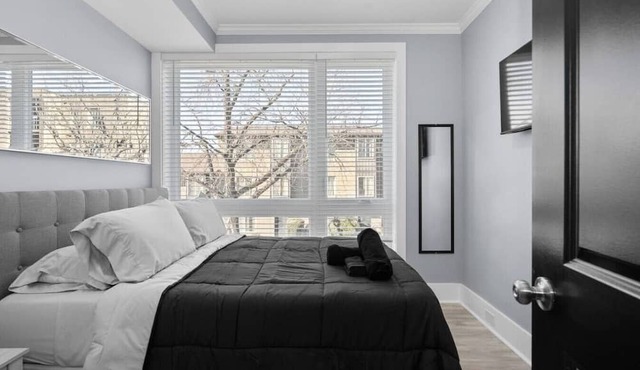 New Luxury Unit 2 bed+ Laundry+ Parking