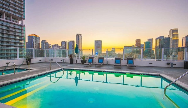 DTLA 2BR | Rooftop Jacuzzi & Sunset Views!