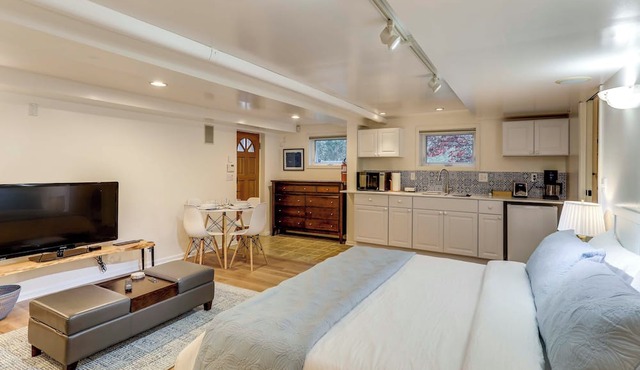 Walkable Green Lake Studio w/Fireplace