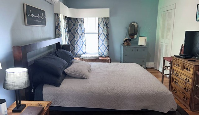 Charming 2-bedroom apartment with AC in vibrant Denver