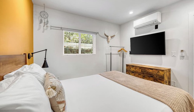 Southwest by AvantStay | Heart of Hollywood | Remodeled 1920s Bungalow