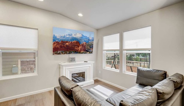 2BR w Swing bench Porch & BBQ | Garden of the Gods