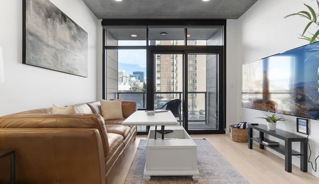 Best Amenities Pool/Htub/Gym/Pking Downtown Views!