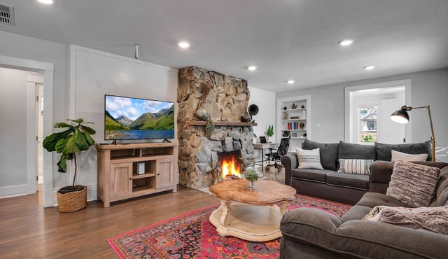 Spacious Modern | Groups |Family |Sloans lake