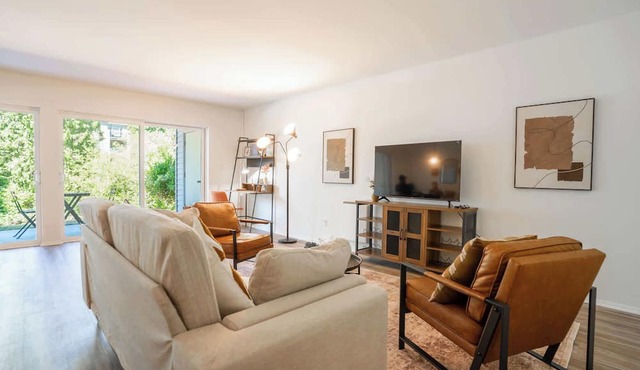 Bellevue 2B condo: downtown + Light rail