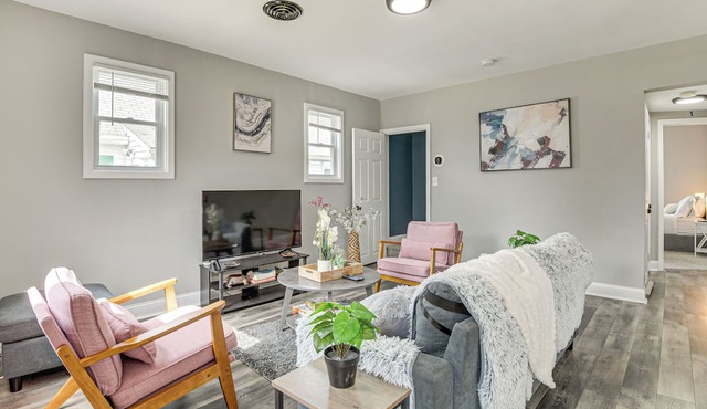 4 Mi to Universities: Quaint Parkville Apartment!
