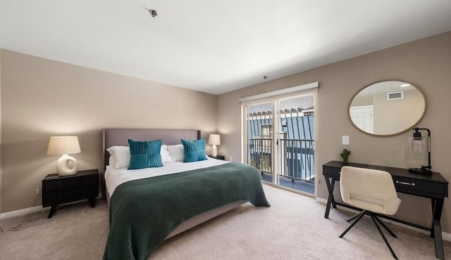 Carnelian Calm' Beach Retreat Rooftop Pool Access, BBQ 1 Block to Beach, Parking