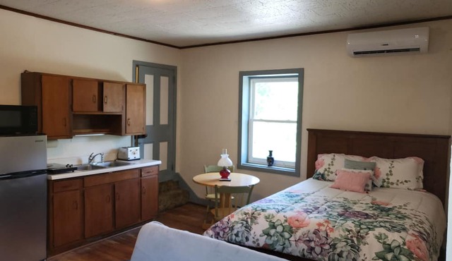 Homey Caretakers Room in historic Manor House!