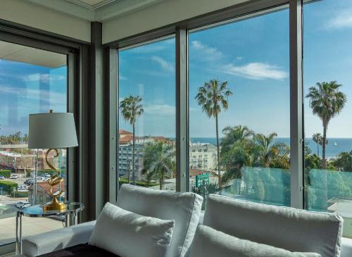 Two Bedroom Oceanfront Retreat with Panoramic View