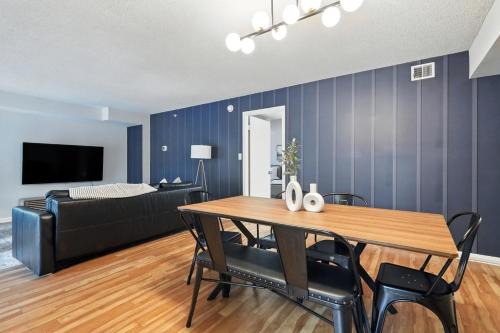 DC Launchpad Sleeps 8 |King Bed, Balcony & Parking